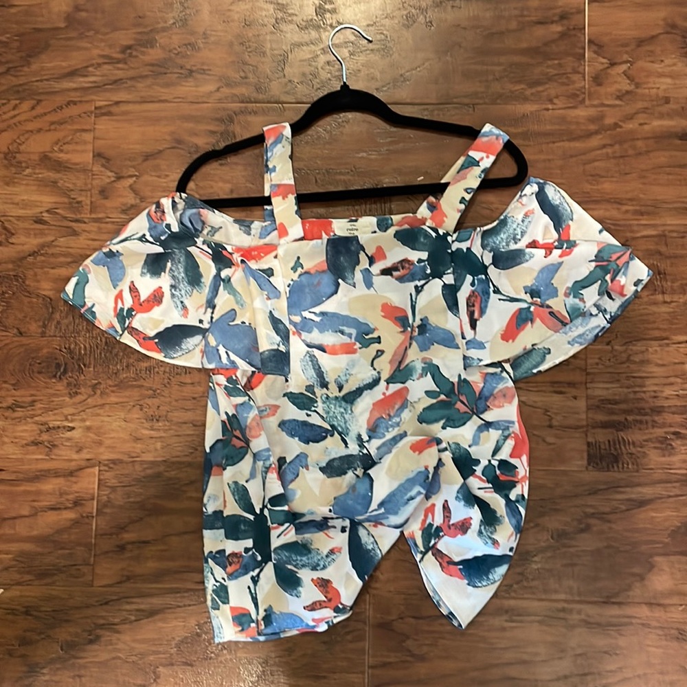Entro floral top. Size small